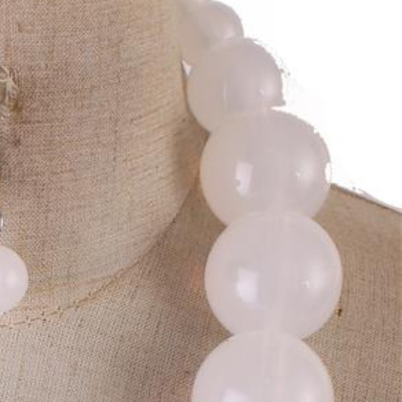 Lt White Lucite Bead Gradual Necklace earring - Picture 3 of 4